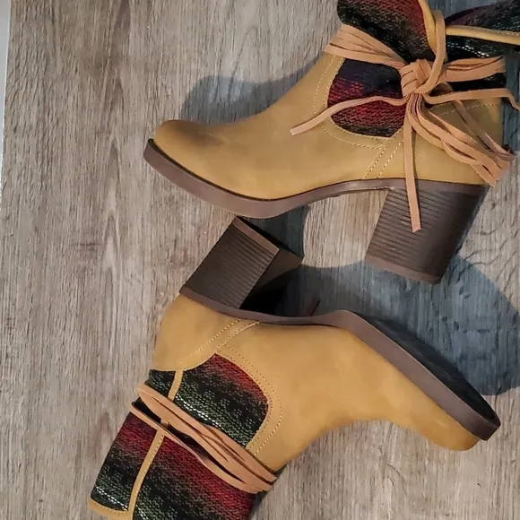 🔆🔅 NWOT TASSEL FLANNEL BOOTS