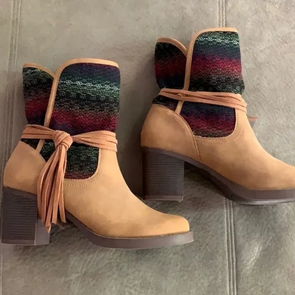 🔆🔅 NWOT TASSEL FLANNEL BOOTS