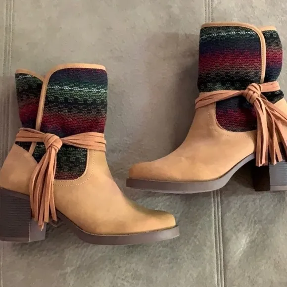 🔆🔅 NWOT TASSEL FLANNEL BOOTS