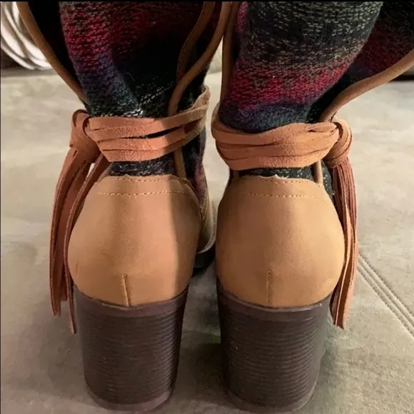 🔆🔅 NWOT TASSEL FLANNEL BOOTS
