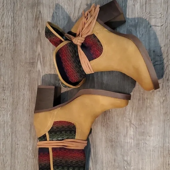 🔆🔅 NWOT TASSEL FLANNEL BOOTS