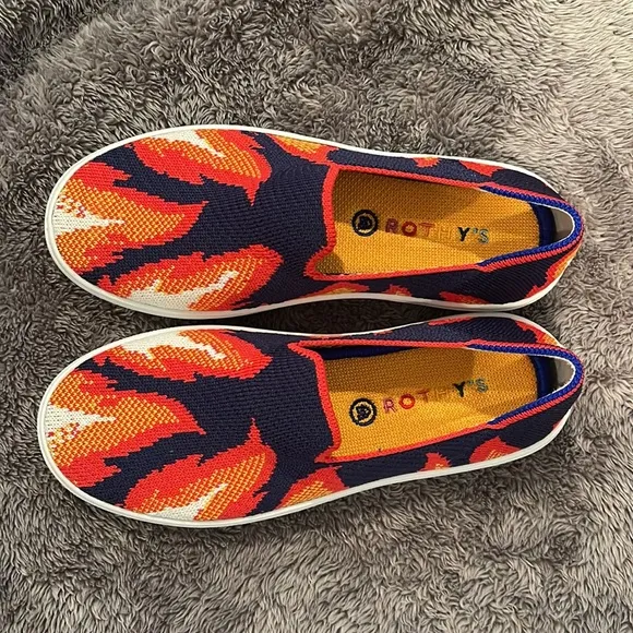 🆕 Rothy’s Kids Navy Flames Slip-On Sneakers Size 3 *Retired Color/Design*