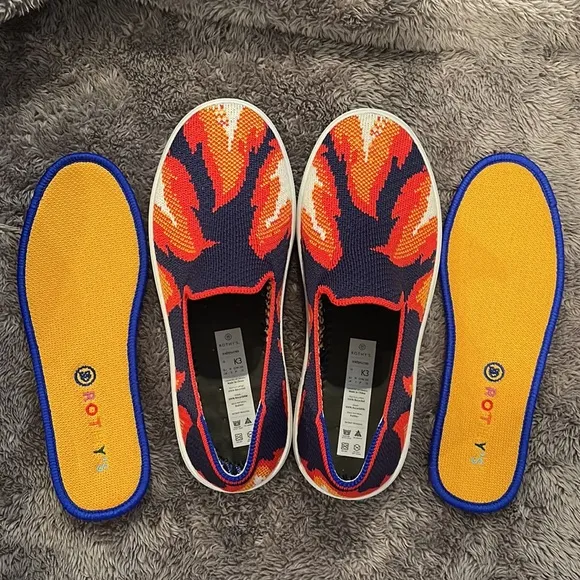 🆕 Rothy’s Kids Navy Flames Slip-On Sneakers Size 3 *Retired Color/Design*
