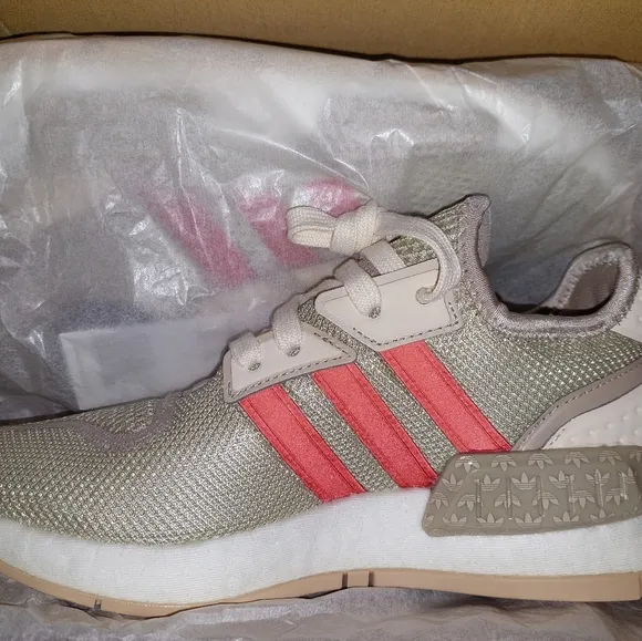 Adidas NMD Sneakers in Gray and Red, sz 5, NEW $75 GLENN HEIGHTS TX PPU OR SHIP