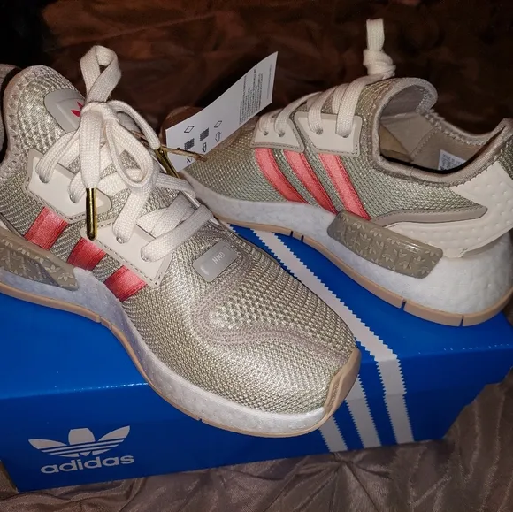 Adidas NMD Sneakers in Gray and Red, sz 5, NEW $75 GLENN HEIGHTS TX PPU OR SHIP