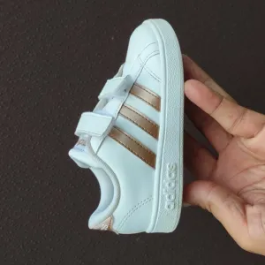 Adidas Unisex Kids Baseline Sneakers White Gold DB2755 Hook &amp; Loop Shoes (8K)