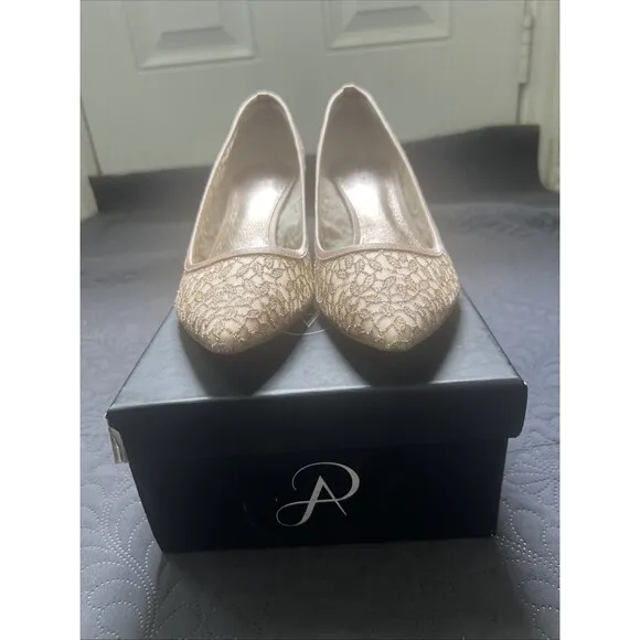 Adrianna Papell LOIS-LC Kitten Heels Blush Valencia 8M Pointed Lace Prom w/Box