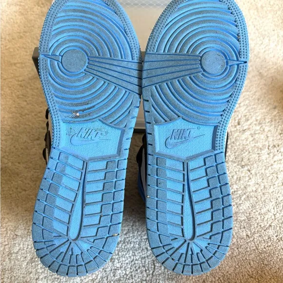 Air Jordan 1 Mid University Blue Sneakers