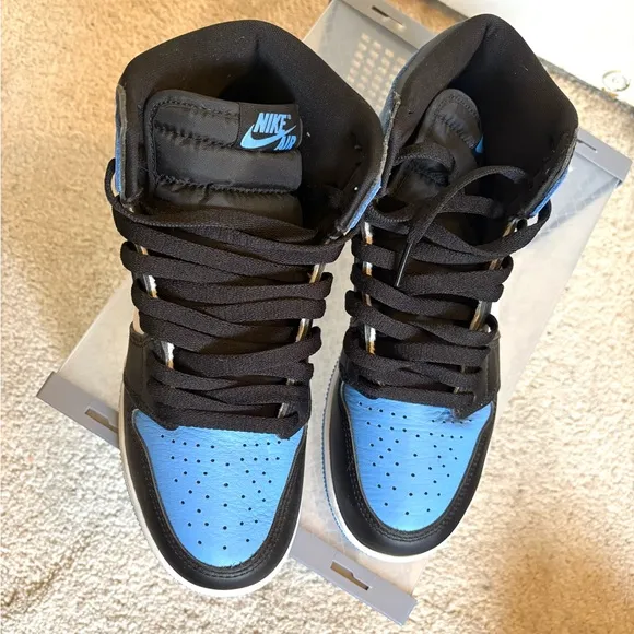 Air Jordan 1 Mid University Blue Sneakers