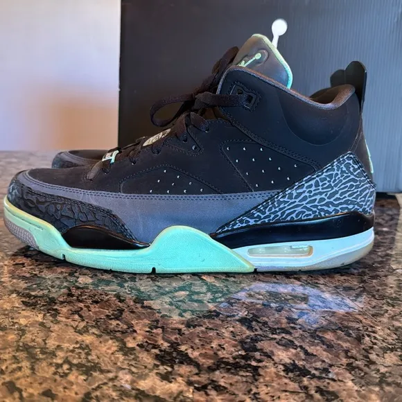 Air Jordan Son Of Mars low black and green glow  EUC 11 580603 030