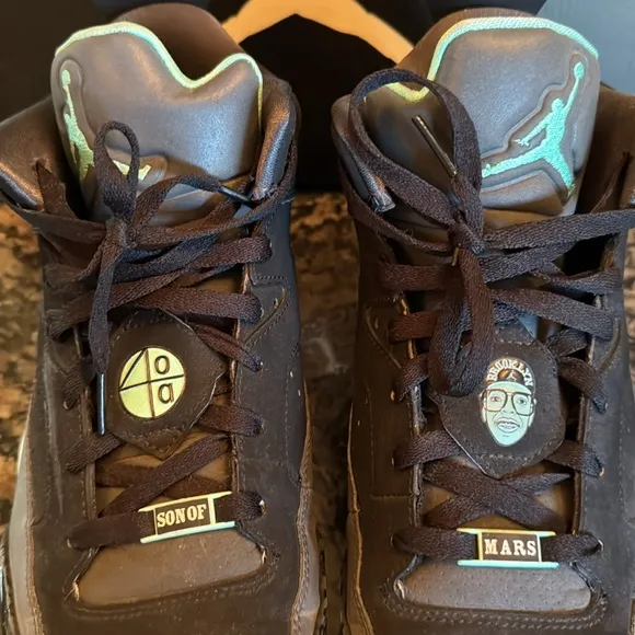 Air Jordan Son Of Mars low black and green glow  EUC 11 580603 030