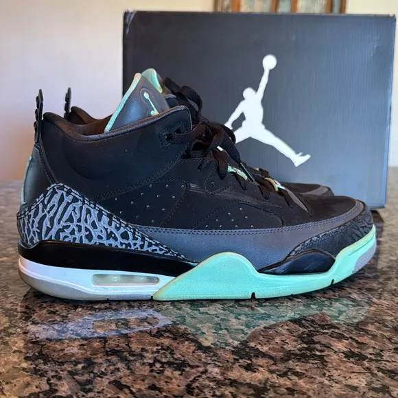 Air Jordan Son Of Mars low black and green glow  EUC 11 580603 030