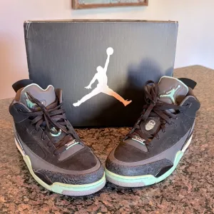 Air Jordan Son Of Mars low black and green glow  EUC 11 580603 030