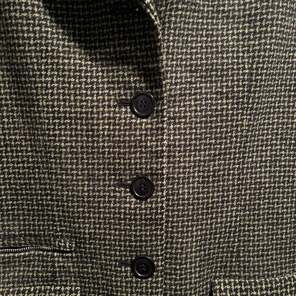 Alanni Blazer in a deep green. Size 8. Pockets with one zipper in front.