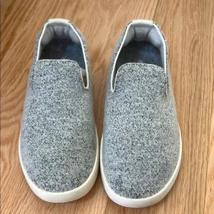 Allbirds SZ 8, women’s wool lounger slip on sneakers.
