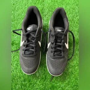 ALPHA HUARACHE VARSITY LOW MCS GS 'BLACK OIL GREY' Size 4.5Y