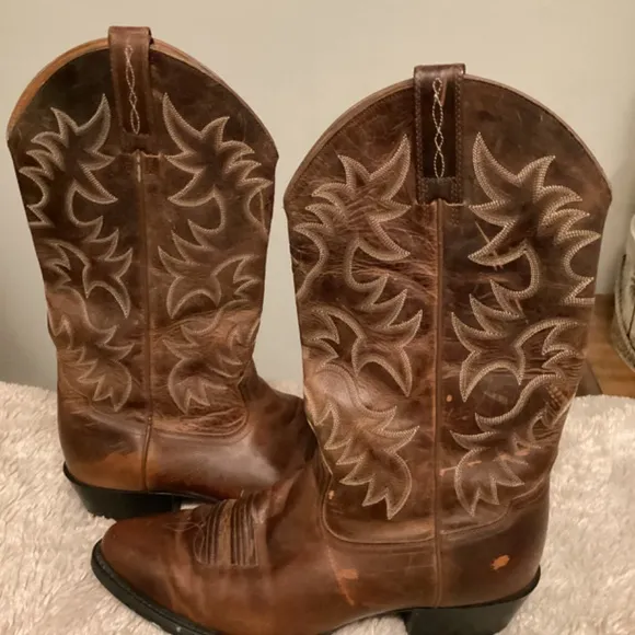 Ariat Boot with embroidered body slip on boots Sz 12 D # cow boy # western