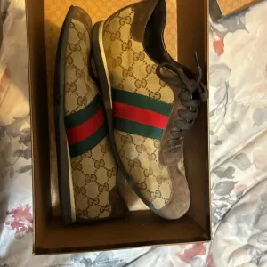 Authentic Gucci sneakersGucci Beige with green and red stripes