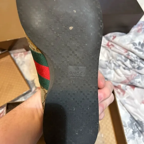 Authentic Gucci sneakersGucci Beige with green and red stripes