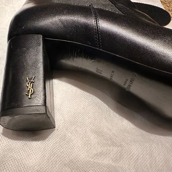 Authentic Ives Saint Laurent Chelsea Boots  Black 2.5” Heel Good Condition 😍 8
