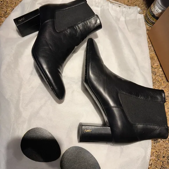Authentic Ives Saint Laurent Chelsea Boots  Black 2.5” Heel Good Condition 😍 8