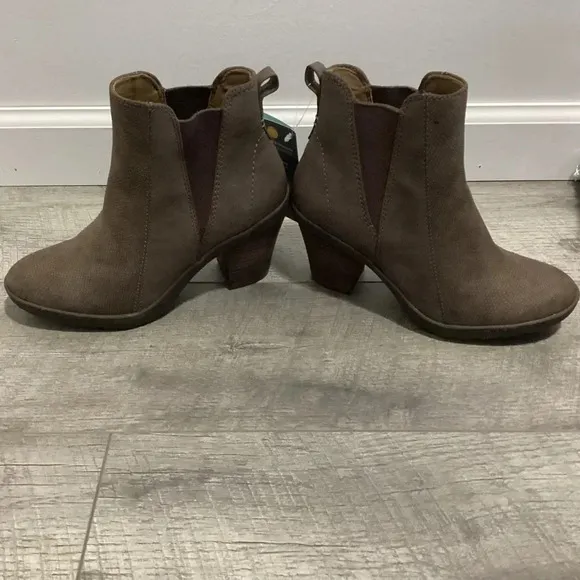 BareTraps Posture Plus Dasha Block Heel Booties Size 7M NWT