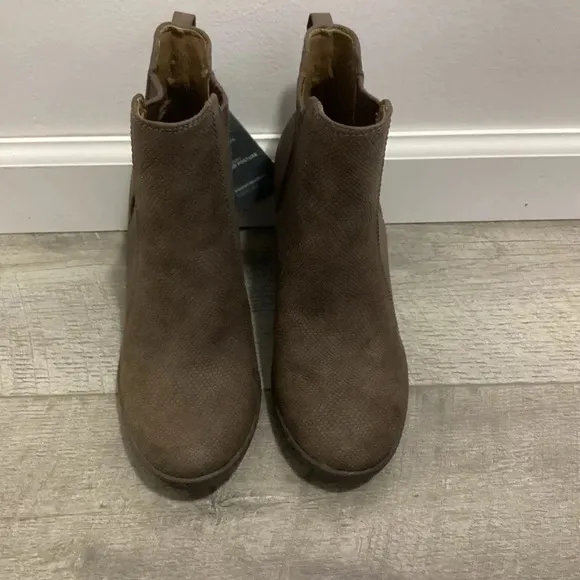 BareTraps Posture Plus Dasha Block Heel Booties Size 7M NWT