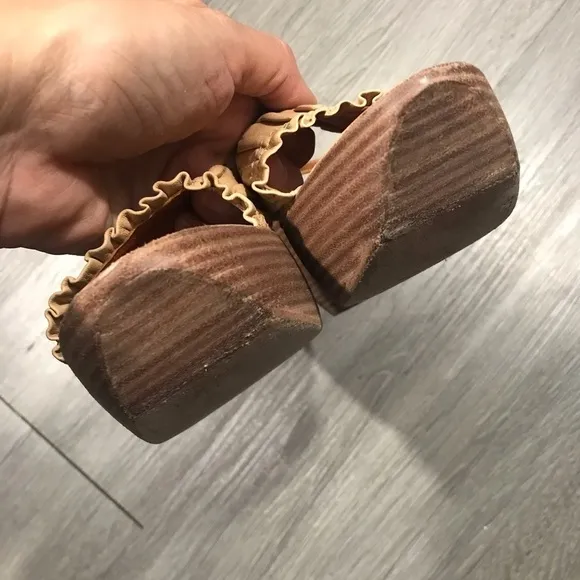 BCBG MAXAZRIA VTG Leather Wedge Sandals size 7.5