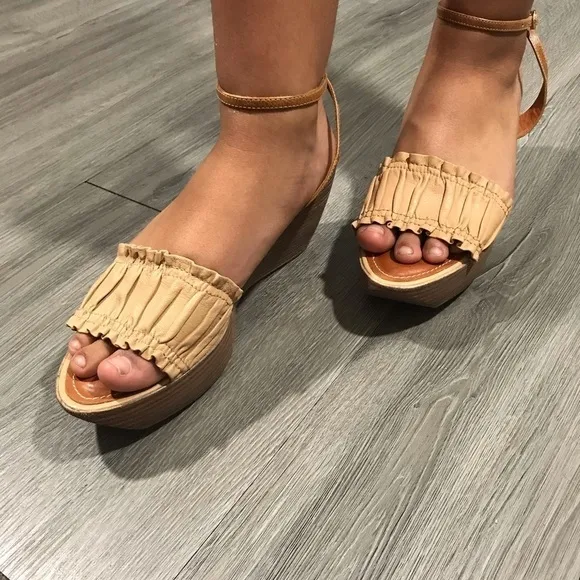 BCBG MAXAZRIA VTG Leather Wedge Sandals size 7.5