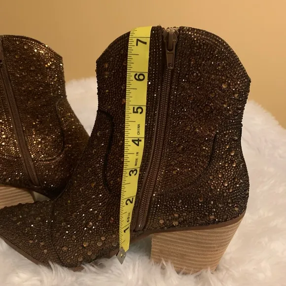BETSY JOHNSON ladies brown (bronze) Diva Rhinestone Emory boots size 9 N…