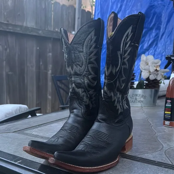 Black Western Cowboy Boots with Intricate Stitching