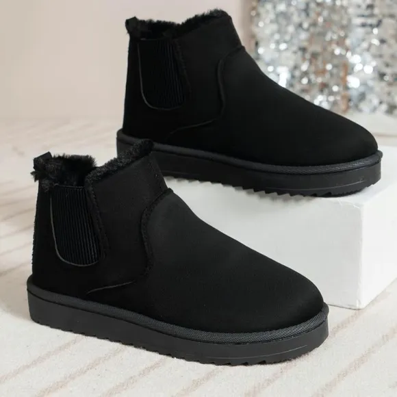 Black Winter Boots with Slip-On Design and Sturdy Soles, size 40 (US8).