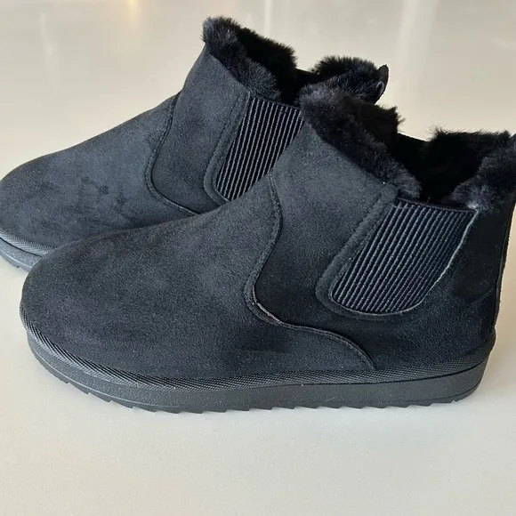 Black Winter Boots with Slip-On Design and Sturdy Soles, size 40 (US8).