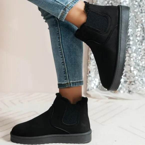 Black Winter Boots with Slip-On Design and Sturdy Soles, size 40 (US8).