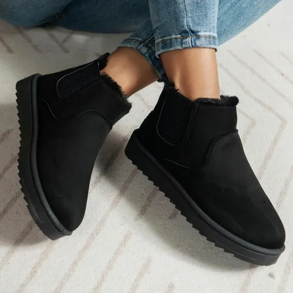 Black Winter Boots with Slip-On Design and Sturdy Soles, size 40 (US8).