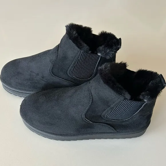 Black Winter Boots with Slip-On Design and Sturdy Soles, size 40 (US8).
