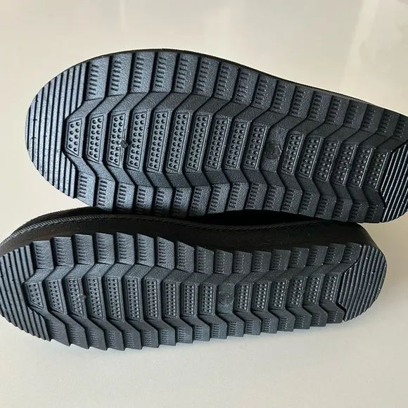 Black Winter Boots with Slip-On Design and Sturdy Soles, size 40 (US8).
