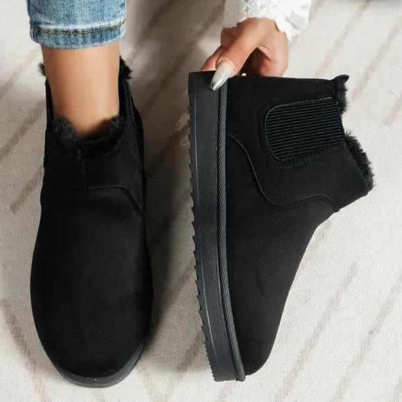 Black Winter Boots with Slip-On Design and Sturdy Soles, size 40 (US8).