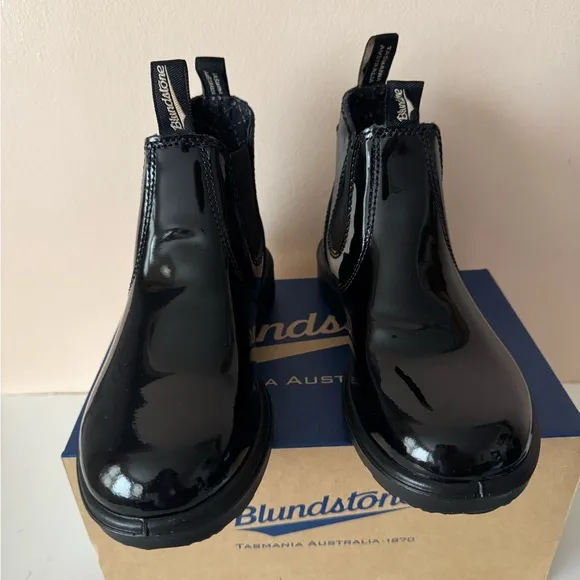 Blundstone Red Low-Heel Chelsea shiny black patent leather boot. 2255. Size: 6