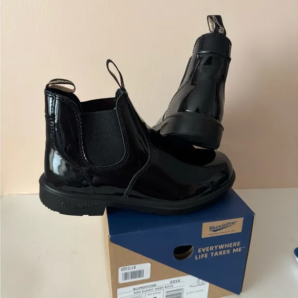 Blundstone Red Low-Heel Chelsea shiny black patent leather boot. 2255. Size: 6