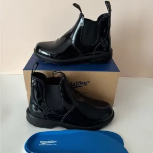 Blundstone Red Low-Heel Chelsea shiny black patent leather boot. 2255. Size: 6
