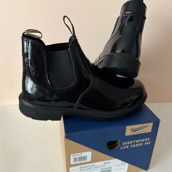 Blundstone Red Low-Heel Chelsea shiny black patent leather boot. 2255. Size: 6