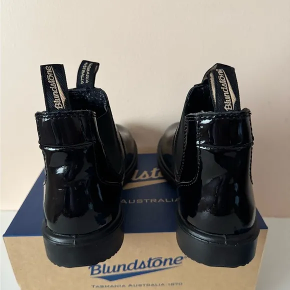 Blundstone Red Low-Heel Chelsea shiny black patent leather boot. 2255. Size: 6