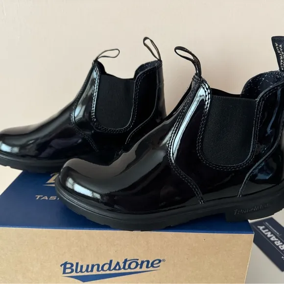 Blundstone Red Low-Heel Chelsea shiny black patent leather boot. 2255. Size: 6