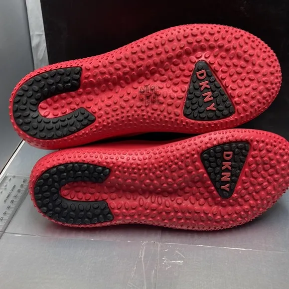 BNWT DKNY Men’s sneaker zipper/slip on sneakers size 8 Black/Red