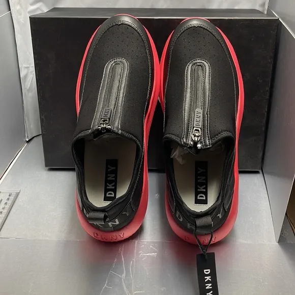 BNWT DKNY Men’s sneaker zipper/slip on sneakers size 8 Black/Red