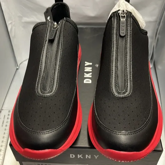 BNWT DKNY Men’s sneaker zipper/slip on sneakers size 8 Black/Red
