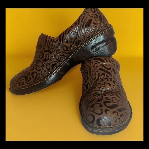 B.O.C.  BORN Concept Women Brown Tooled Leather Comfort Nursing Clog...Sz 8.5