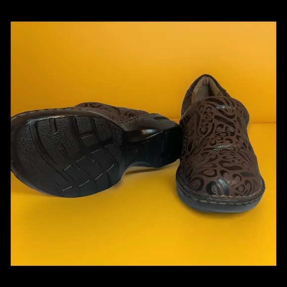 B.O.C.  BORN Concept Women Brown Tooled Leather Comfort Nursing Clog...Sz 8.5