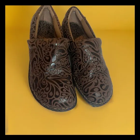 B.O.C.  BORN Concept Women Brown Tooled Leather Comfort Nursing Clog...Sz 8.5